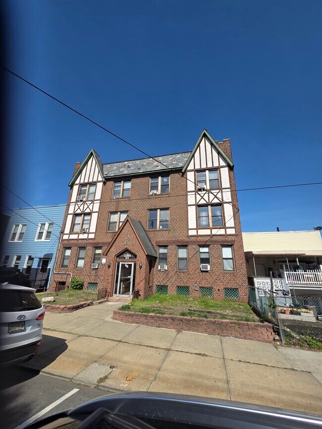 Building Photo - 901 Grand Ave