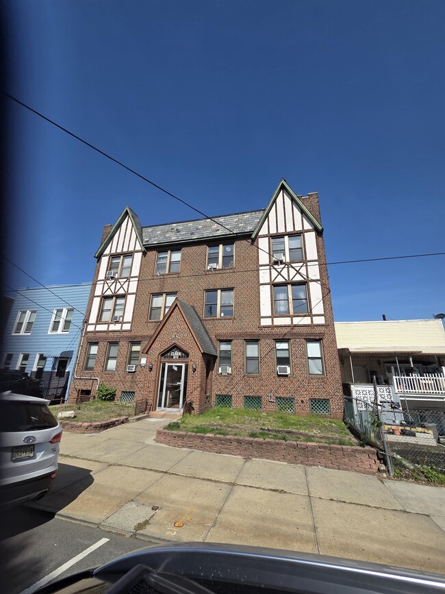 Primary Photo - 901 Grand Ave