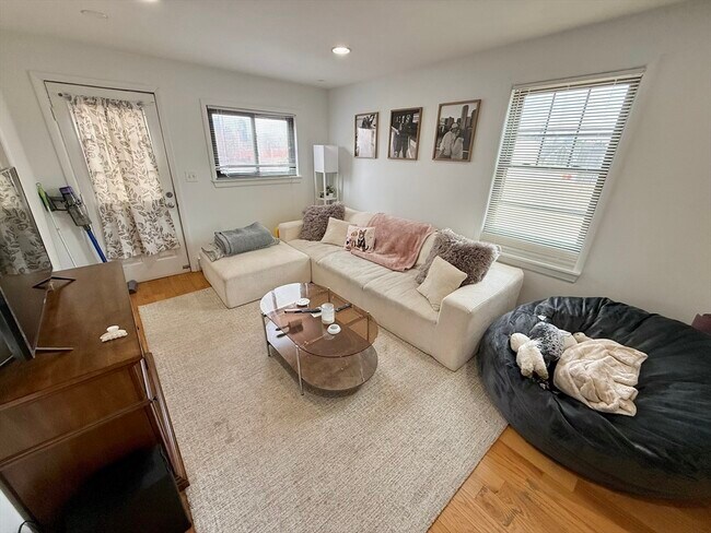 Building Photo - 9 Boston St