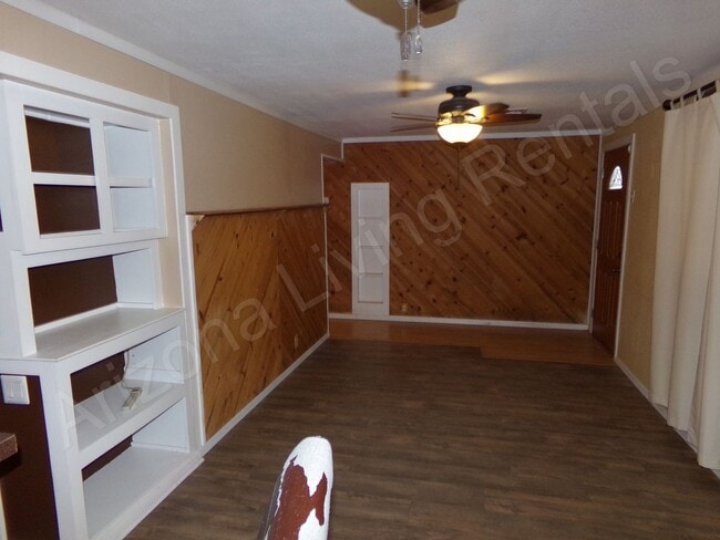 Building Photo - ADORABLE 2 BEDROOM 1 BATHROOM HOME