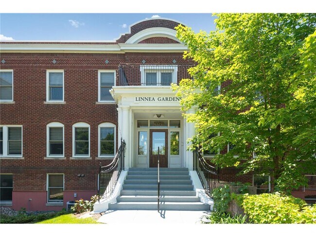 Primary Photo - 2040 Como Ave