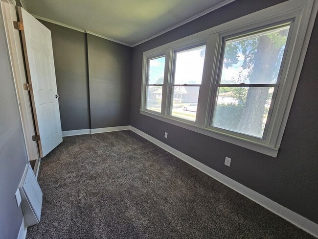 Building Photo - SW 3 Bedroom 1 bath, Newly updated, Large ...