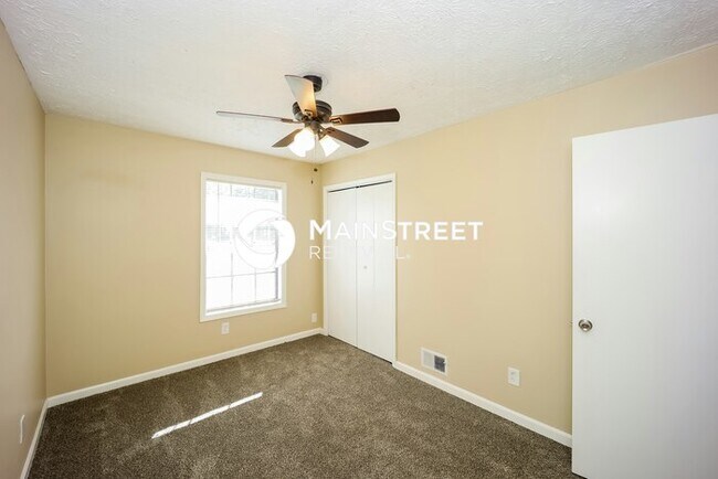 Building Photo - 3 Bedroom Pet-Friendly Home in RIVERDALE, ...