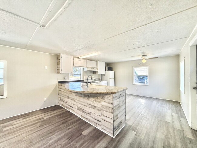 Building Photo - 6519 Sandra Dr