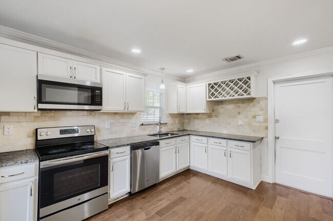 Building Photo - Alamo Heights home available now!