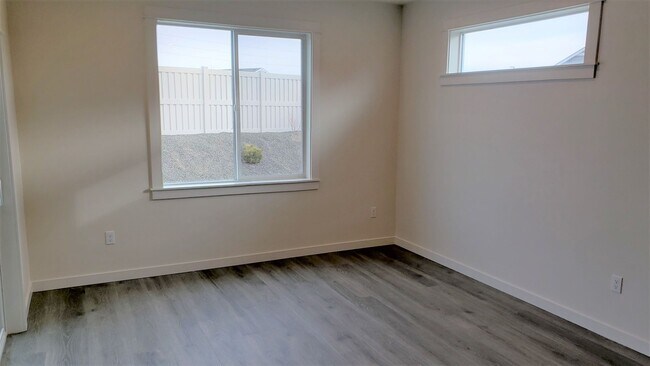 Building Photo - Like New Meridian Home!