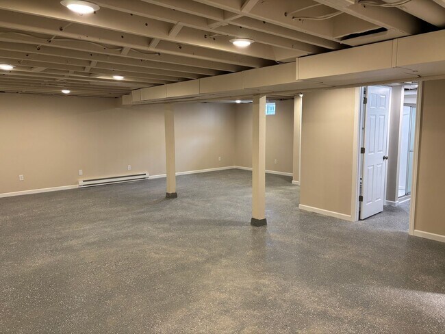 Building Photo - 3 Bedroom, 2.5 Bath Single Family Home w/2...