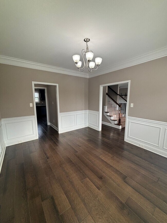 Building Photo - Mtn Views & Adaptable living in Seymour!