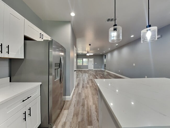 Building Photo - 633 Helena Ave