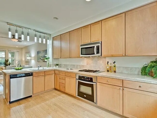 Building Photo - SAN JOSE-beautiful  townhome with tandem t...