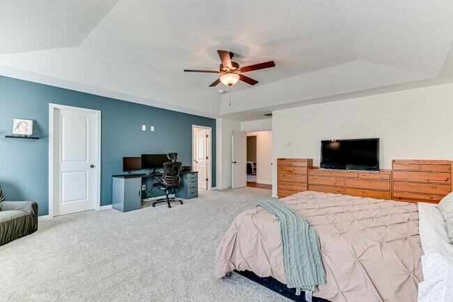 Building Photo - Two Story home in Quaker Knoll! Ready now !