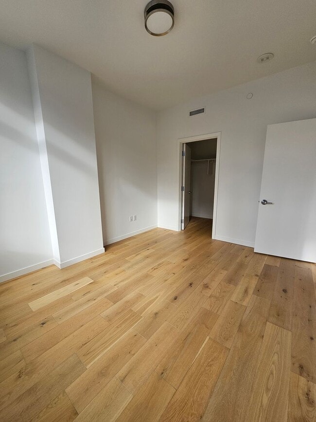 Building Photo - Luxurious High Rise Living in Convenient Downtown Bellevue