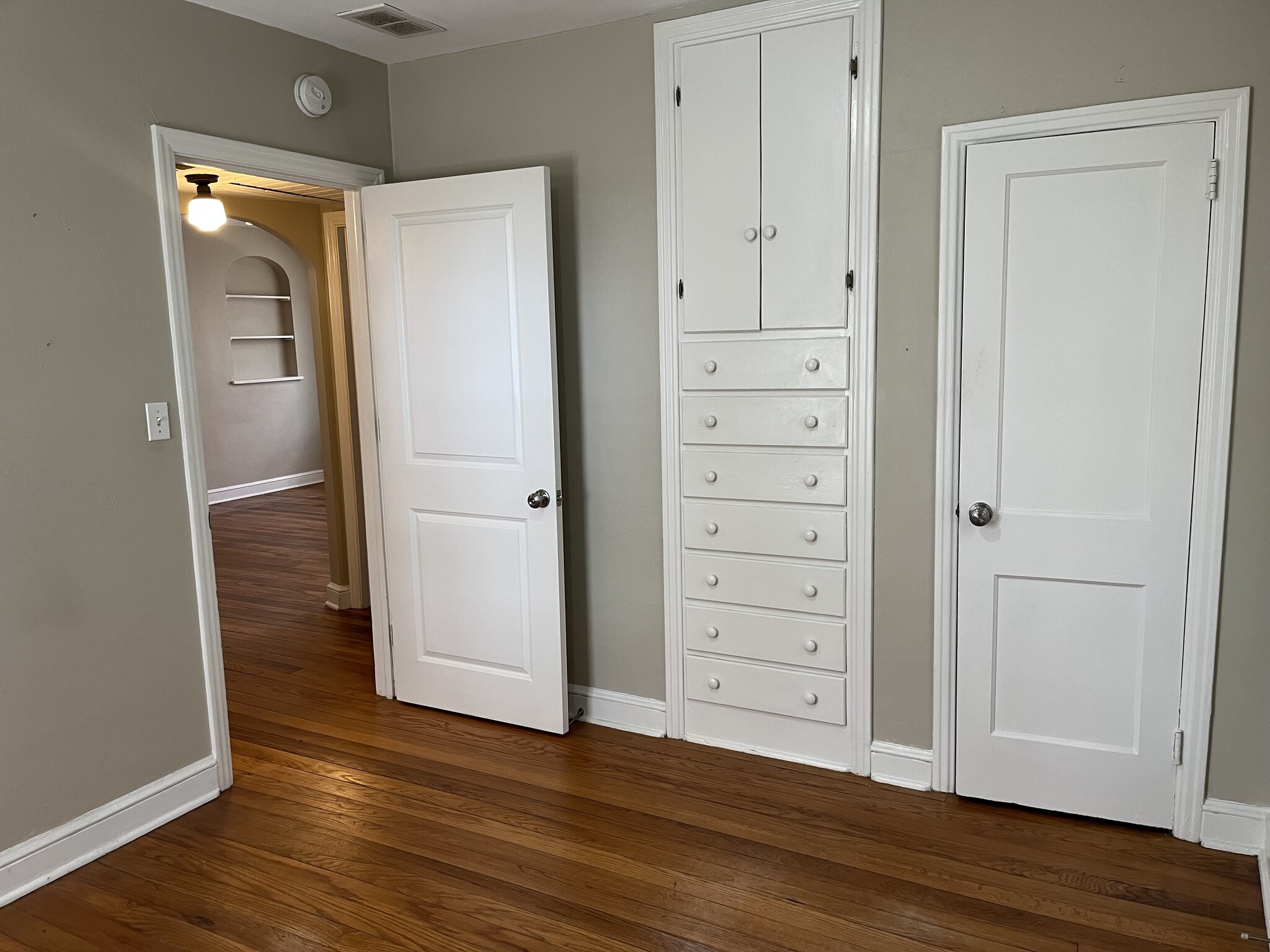 Building Photo - 813 Baker St