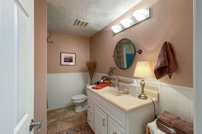 Building Photo - Fully Furnished Home