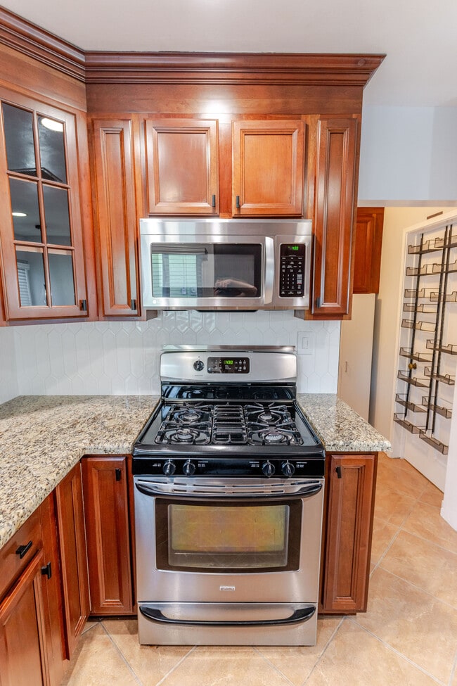 Building Photo - 640 E Valencia Ave