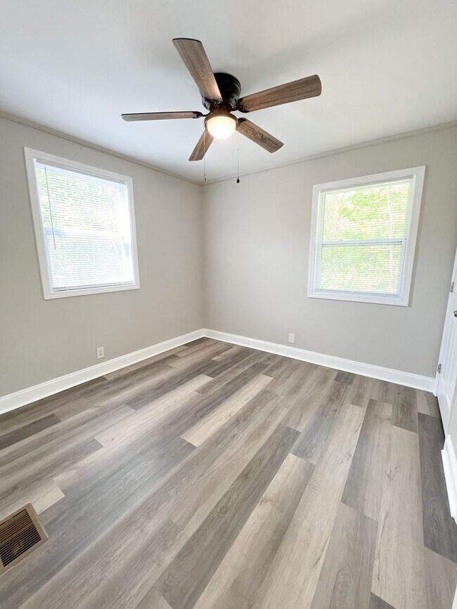 Building Photo - Completely Remodeled Home in Clarksville, TN – Just Off Madison Street!