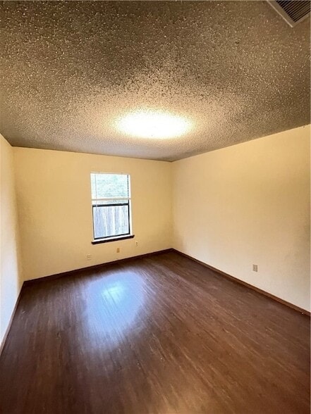 Building Photo - 670 W Martha Dr