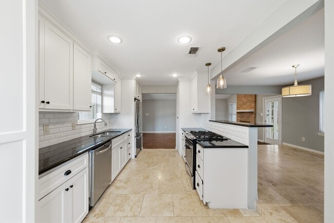 Building Photo - 2502 Hollow Hook Rd