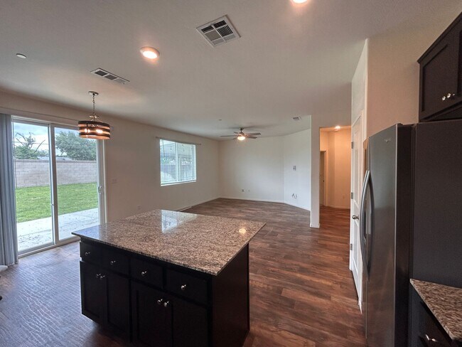 Building Photo - Don't miss this out 3 bedroom 2 bath with solar in Hanford!