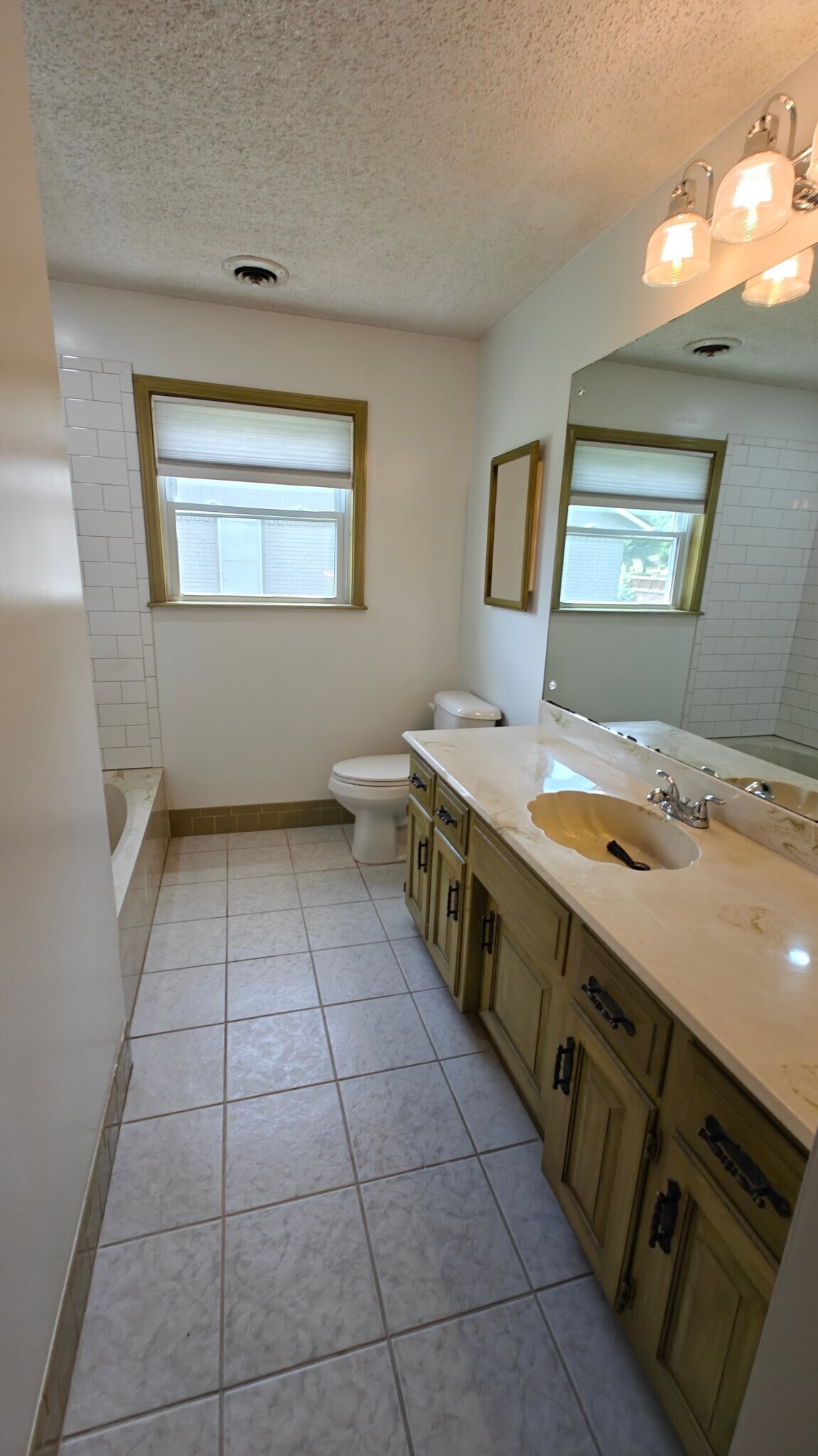 Building Photo - 1738 Ridgeview Dr