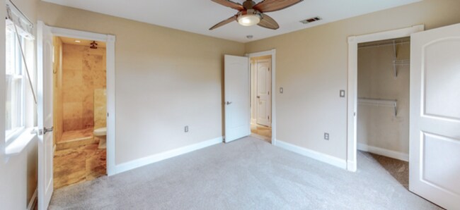Building Photo - 3/2 with Den and extra long single car gar...