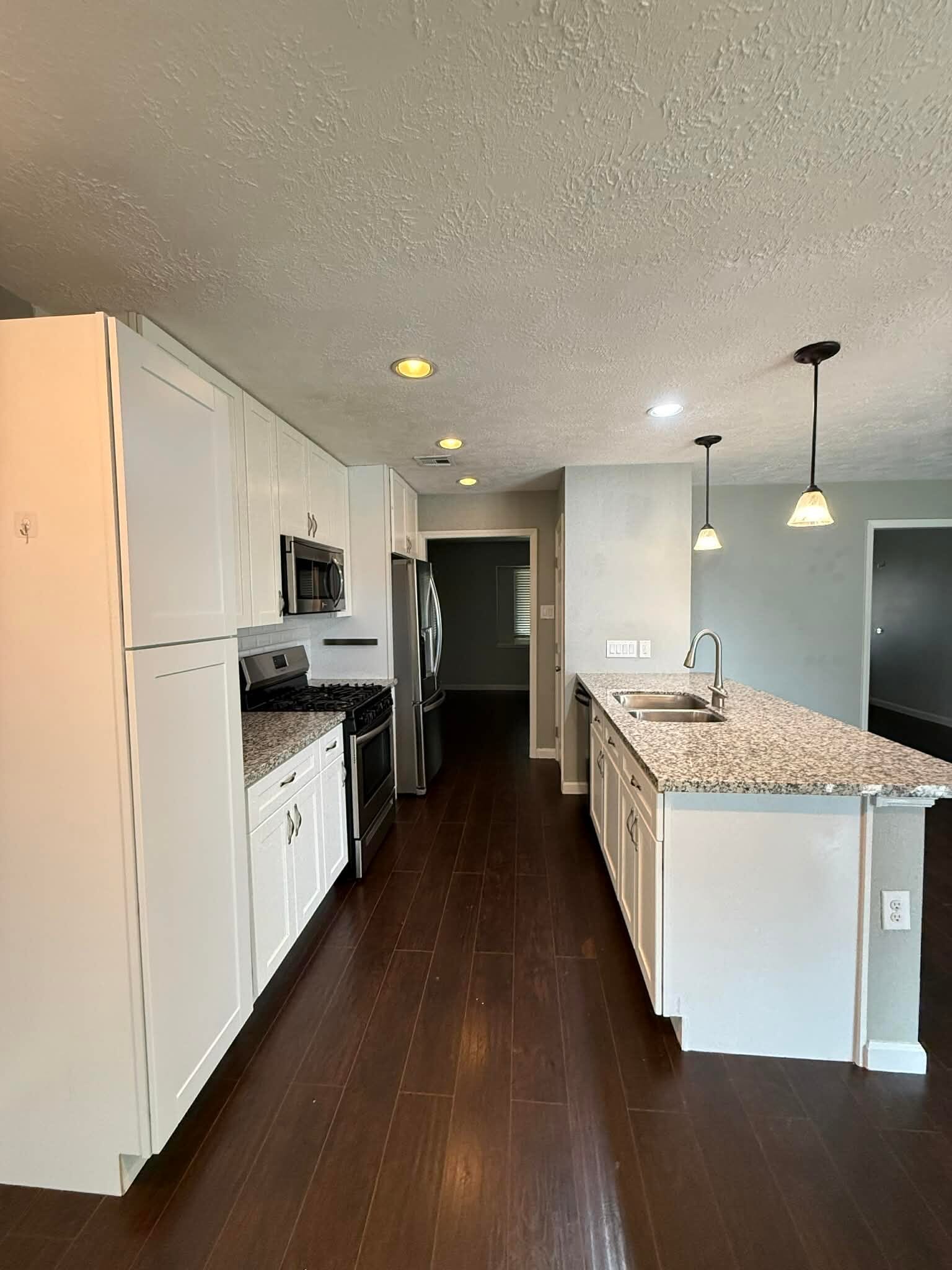 Building Photo - 1906 Savanna Ct N