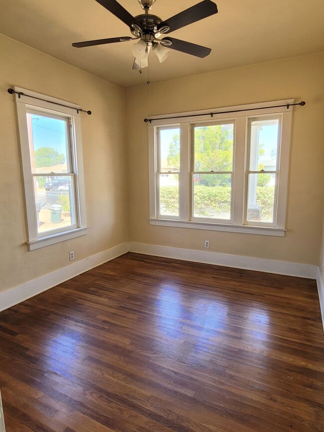 Building Photo - Craftsman home 2bed 1 bath, garage on a la...