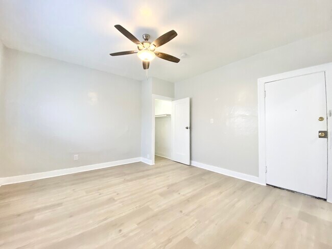 Building Photo - 832 W Florence Ave