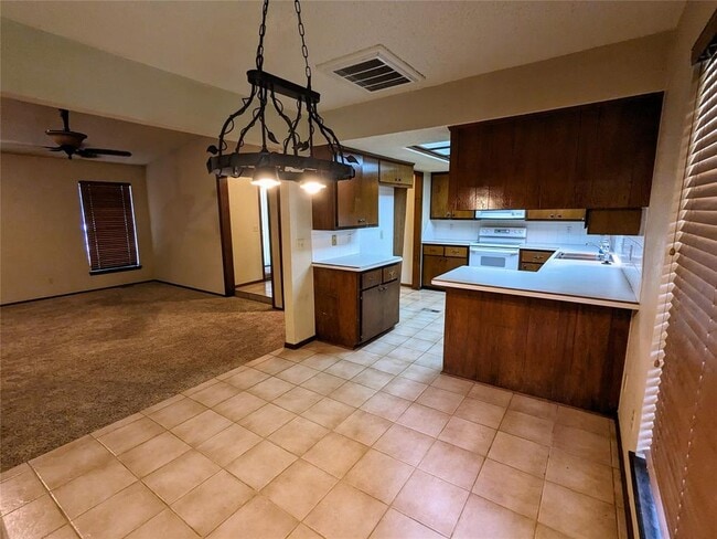 Building Photo - 2116 Oakvista Cir