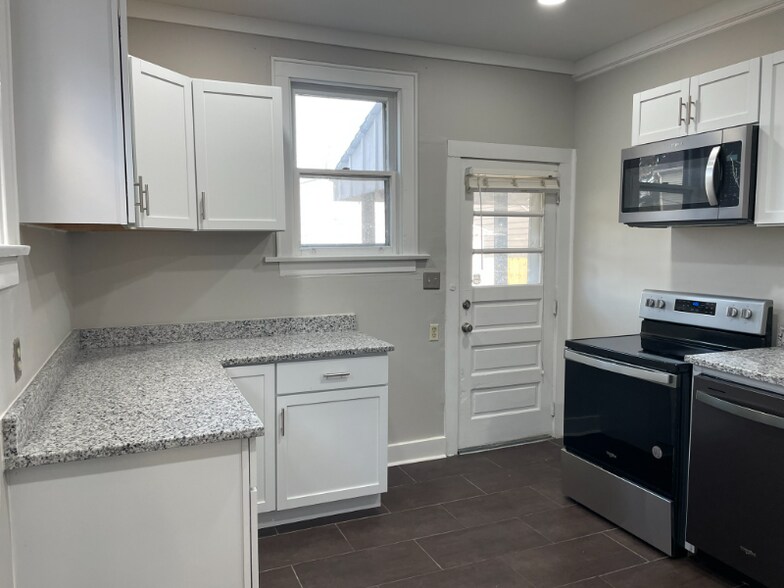 Building Photo - 494 Reinhard Ave