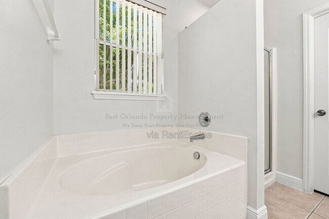 Building Photo - 10402 Eastpark Lake Dr