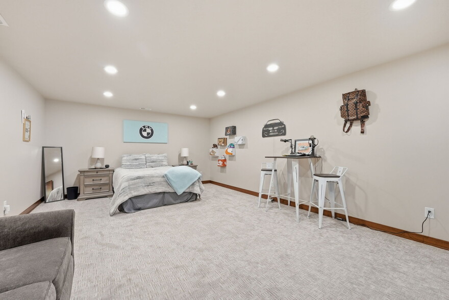 Building Photo - 2701 W Oak Hill Dr
