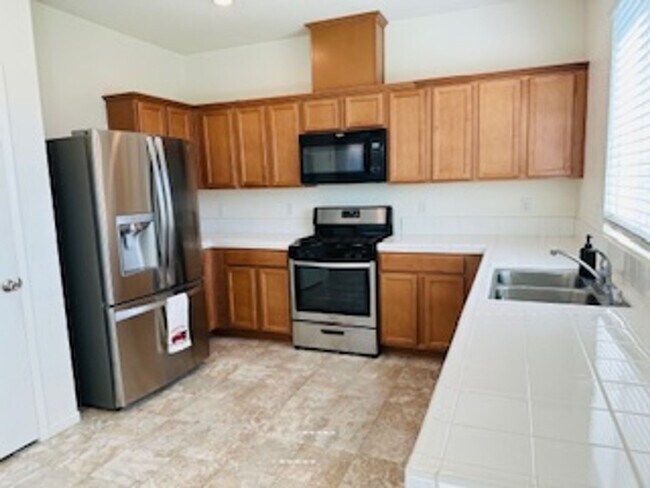 Building Photo - $2,350 West of Hwy 99, 3 Beds - Monte Vist...