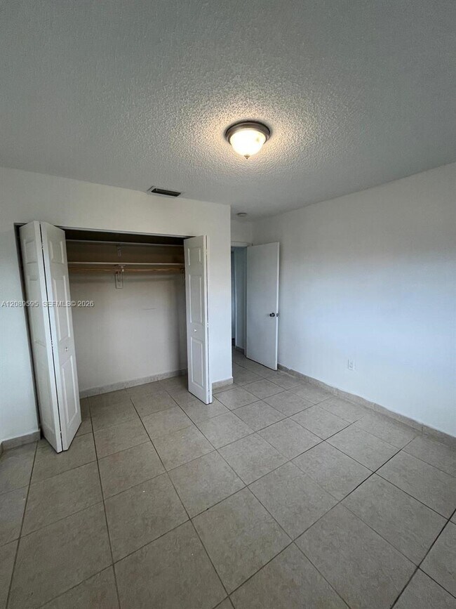 Building Photo - 1400 W 39th Pl