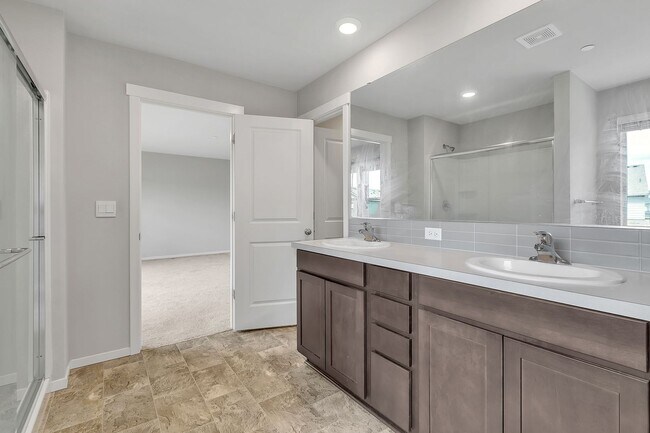 Building Photo - Spacious Puyallup Home with Room for the E...
