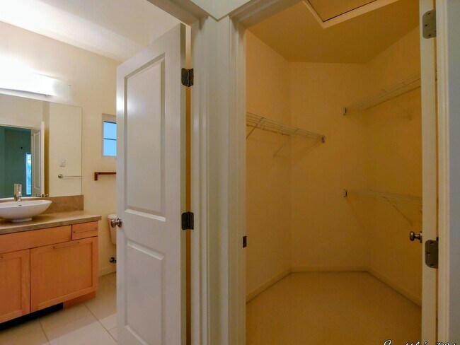 Building Photo - Beautiful 2 Bedroom Townhome in Issaquah- ...