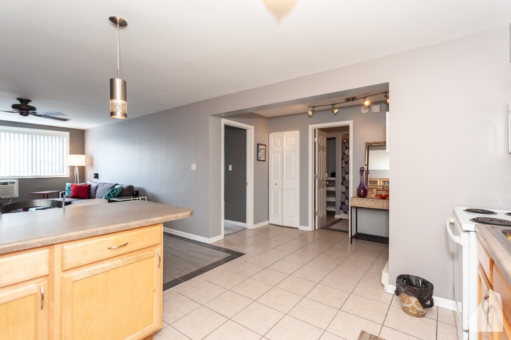 Building Photo - 5854 N Kenmore Ave