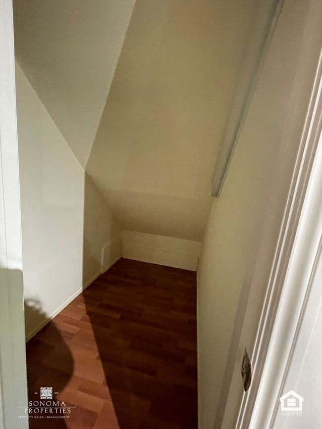 Building Photo - Spacious One Bedroom Lower Level Duplex