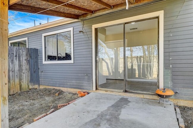 Building Photo - 1406 Hyridge Cir