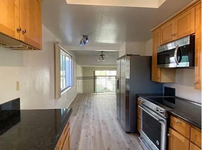 Building Photo - 423 2nd St