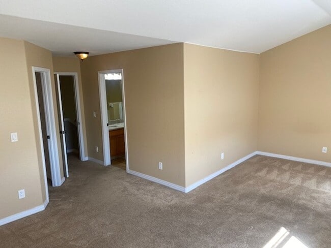 Building Photo - 3 bed 3 bath townhome - Ready 4/10/26