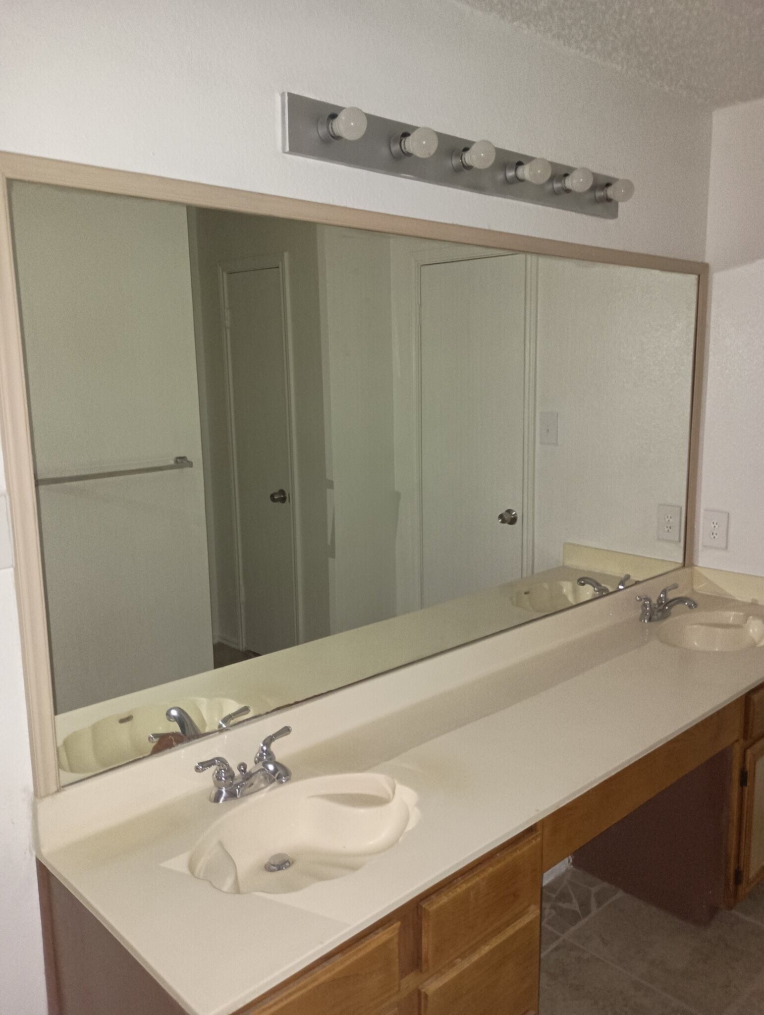 Building Photo - 9627 Dugas Dr