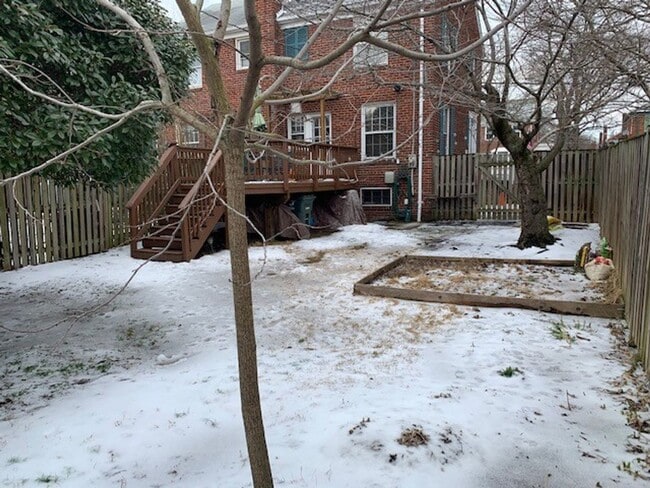 Building Photo - Beautiful 2 Bedroom 1 Bathroom End Unit, B...