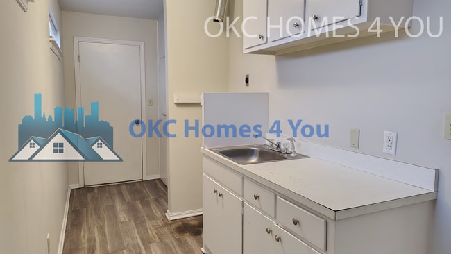 Building Photo - Half Duplex with Tons of Space!