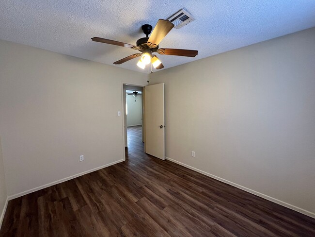 Building Photo - 3 BED 2 BATH IN TRAIL ESTATES!