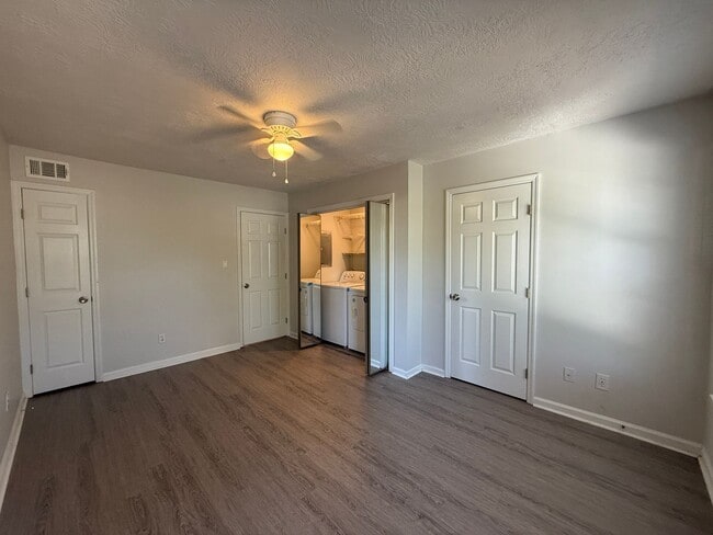 Building Photo - Updated 2BED/1BATH Townhome with bonus fle...