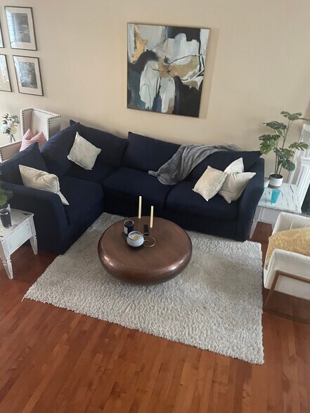 Building Photo - 1906 Sarah St