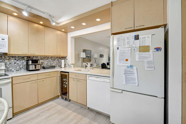 Building Photo - 5547 Fairway Park Dr