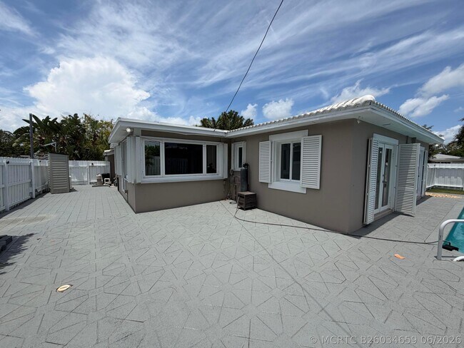 Building Photo - 204 S Seacrest Cir