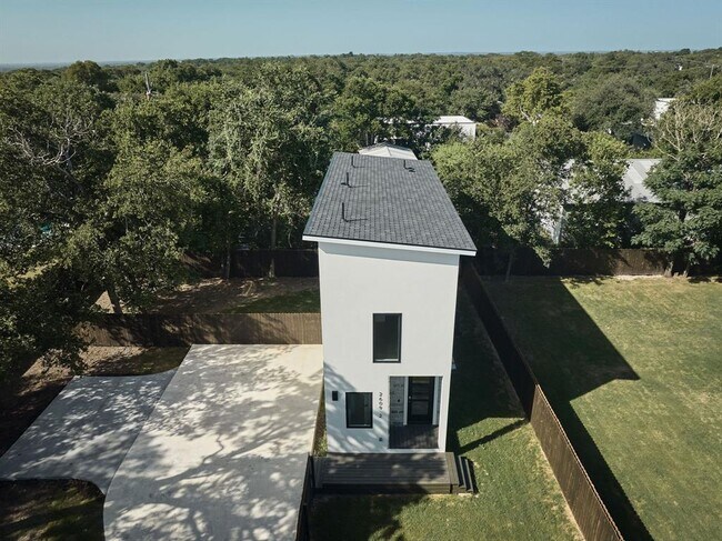 Building Photo - 2609 Davis Ln